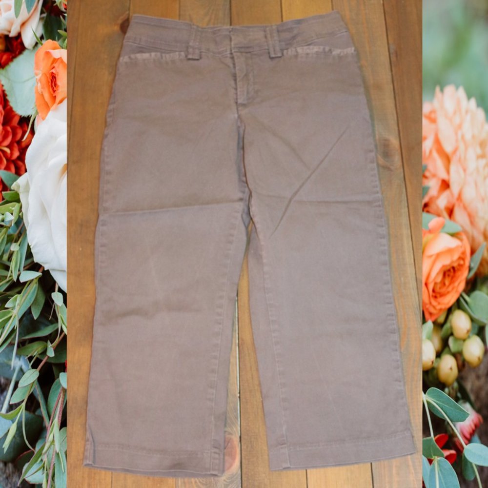 Lee Natural Fit Gray Capris – Size 6